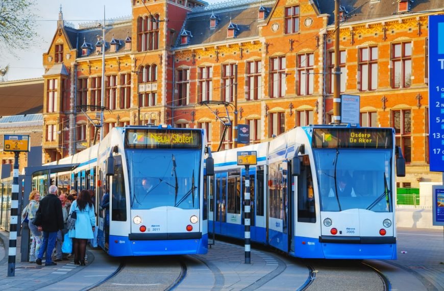 A Quick Guide to Dutch (Non-Bicycle) Transportation