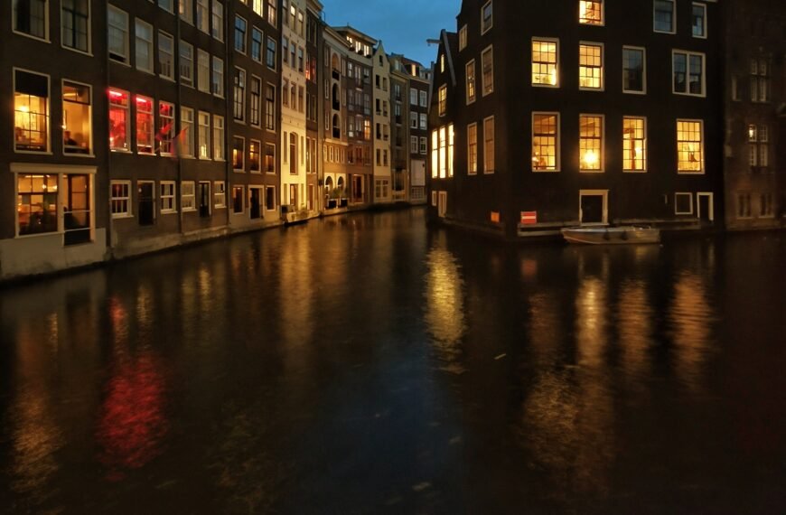 Why the Dutch Don’t Like Curtains (and Leave Their Windows Open)