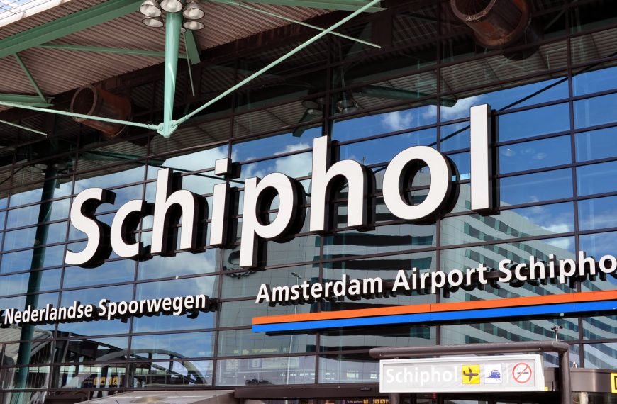 Navigating Schiphol Airport: Tricks and tips